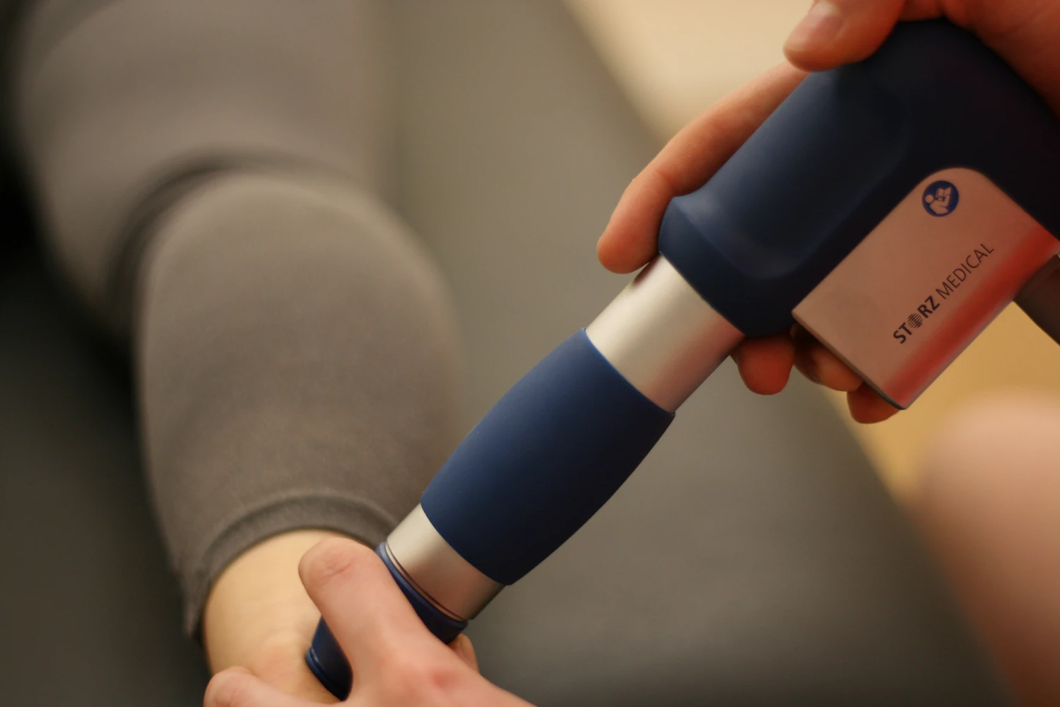 Using medical device on person's knee